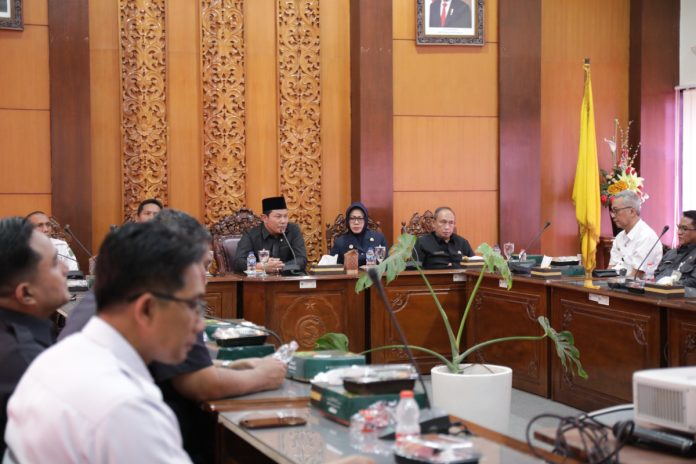 Plt. Bupati Sidoarjo Subandi saat memimpin rapat koordinasi dengan OPD Pemkab Sidoarjo/Foto: Istimewa