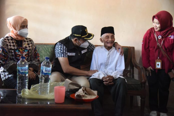 Plt Bupati Sidoarjo, Subandi saat menjenguk Duladi warga Desa Plaosan Kecamatan Wonoayu / Foto: Ipung Syaiful