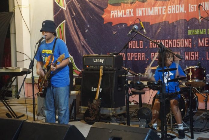 PamlaX, Duo grunge-gaze asal Surabaya yang jadi pendatang baru di kancah musik lokal ini kemarin merilis karya melalui album ‘In No Cent’ di Coconut Cafe UPN Surabaya, Sabtu, (25/05/2024) / Foto: PamlaX for Sidoarjonews.id