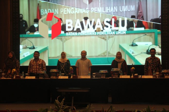 Bawaslu Sidoarjo saat melakukan rapat kordinasi terkait rumah data pemilu/Foto: Ipung Syaiful