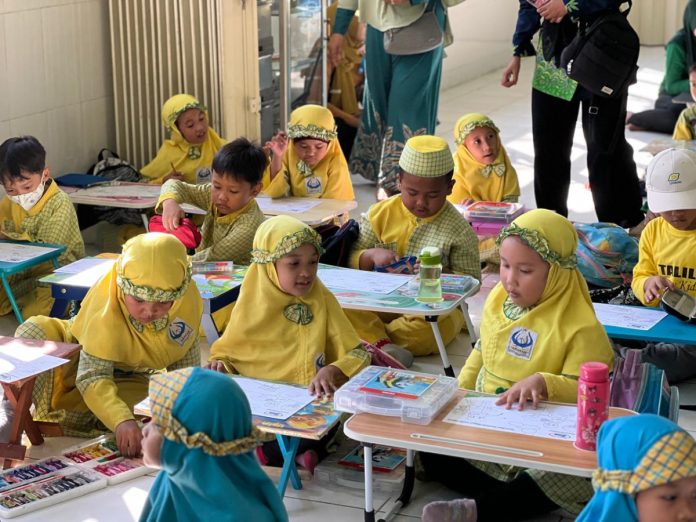 Siswa-siswi SDN Bringinbendo 2, Taman, Sidoarjo saat mengikuti lomba mewarnai / Foto: Istimewa