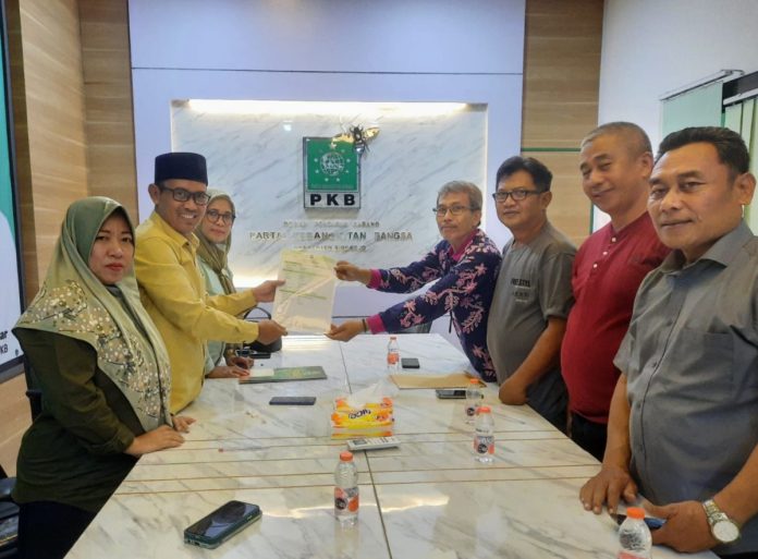Tim Achmad Amir Aslichin atau Mas Iin saat mengembalikan formulir pendaftaran sebagai Calon Bupati ke Desk Pilkada DPC PKB Sidoarjo/Foto: Ipung Syaiful