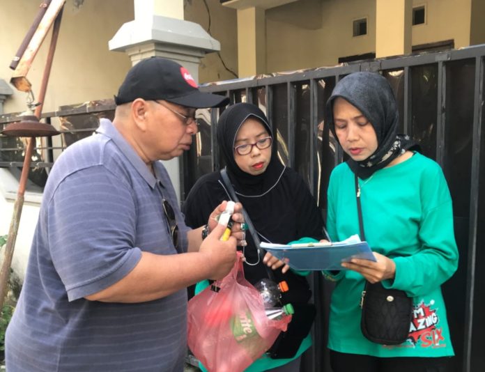 Warga Perum Griya Permata Gedangan RT O6 RW 08 saat mengadakan Jimpitan/Foto: Ipung Syaiful