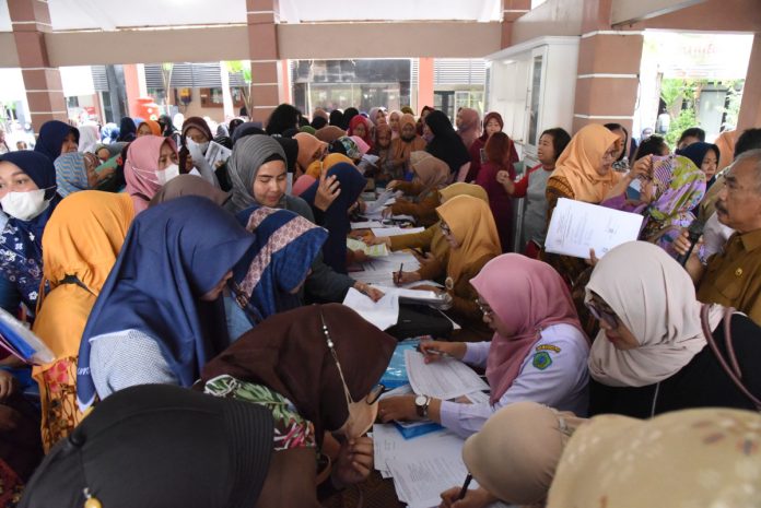 Dinas Koperasi dan Usaha Mikro Sidoarjo saat melakukan verifikasi terhadap penerima program Kurma pada 3 Desember 2023/Foto: Diskominfo Pemkab Sidoarjo