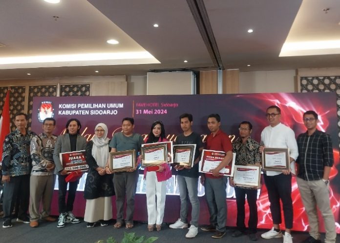 Penganugrahan pemenang lomba maskot dan jingle Pilkada oleh KPU Sidoarjo/Foto: Ipung Syaiful