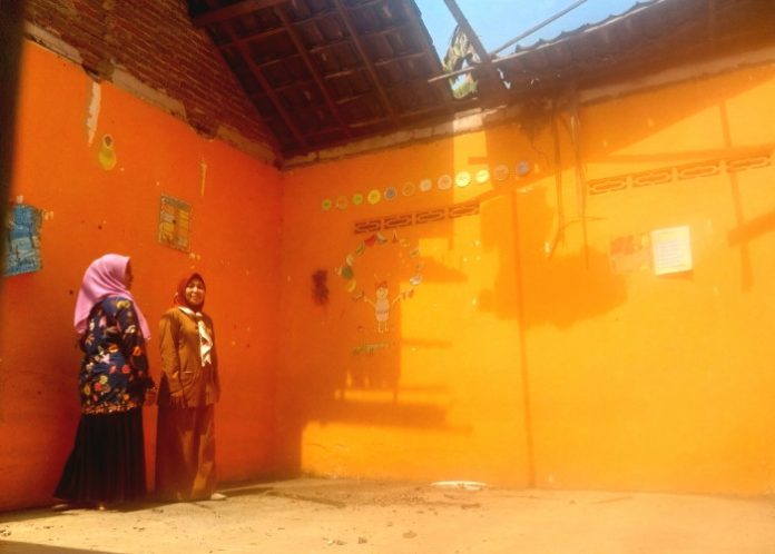 Sulis Dwi Yanti Kepala TK Dharma Wanita Persatuan Desa Wonoplintahan menunjukan atap sekolahnya yang ambruk/Foto : Ipung Syaiful