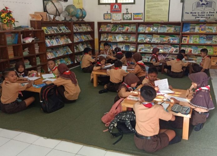 Puluhan siswa SDN Wunut 2 Kecamatan Porong belajar di ruang perpustakaan/Foto: Ipung Syaiful