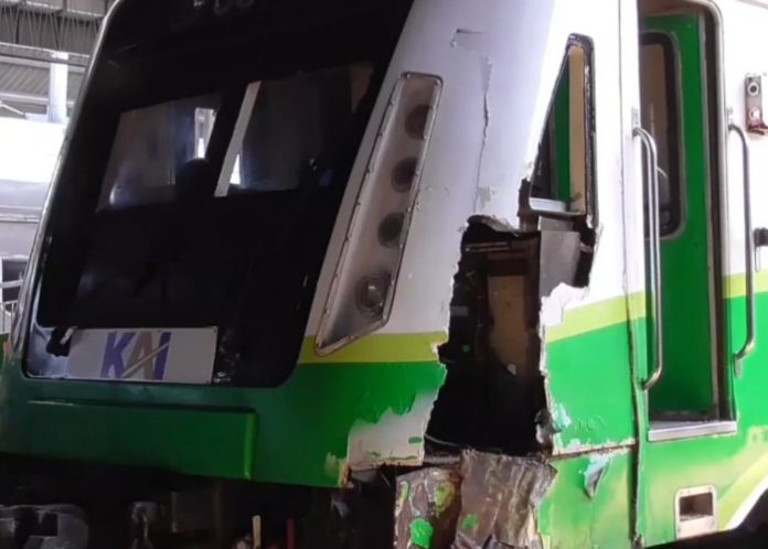 KA Commuter Line Sindro yang alam tabrakan dengan truk muatan jagung di Gedangan Sidoarjo/Foto: Ipung Syaiful