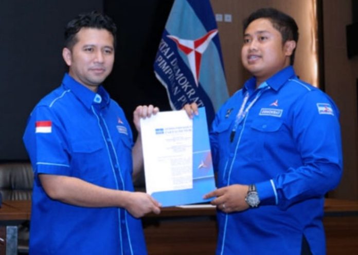Zahlul Yussar saat menerima SK sebagai Ketua DPC Demokrat Sidoarjo dari Emil Dardak Ketua DPD Partai Demokrat Jatim/Foto: Dok. Zahlul Yussar