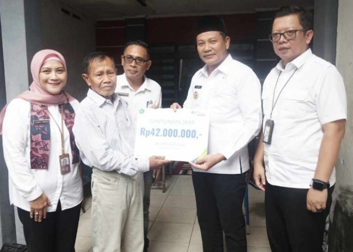 Plt Bupati Sidoarjo Subandi saat menyerahkan santunan kematian kepada keluarga kader posyandu di Desa Kureksari Kecamatan Waru/Foto: Istimewa