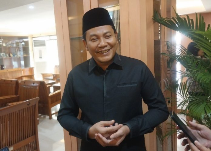 Plt Bupati Sidoarjo Subandi saat diwawancarai awak media terkait program pengganti Kurma di lobi DPRD Sidoarjo/Foto: Ipung Syaiful