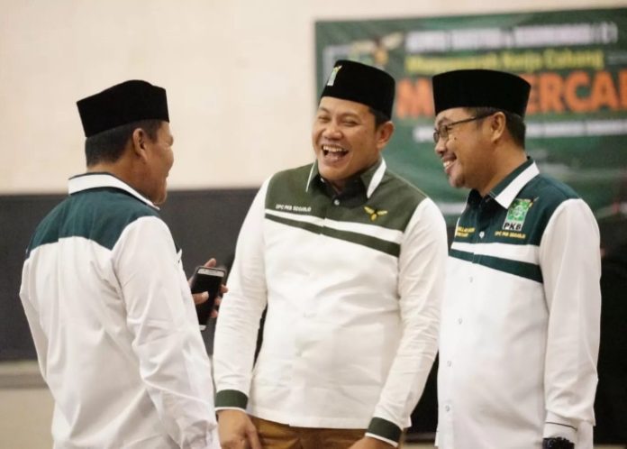 Ketua DPC PKB Sidoarjo Subandi (tengah) saat berbincang dengan pengurus PKB Sidoarjo/Foto: Istimewa