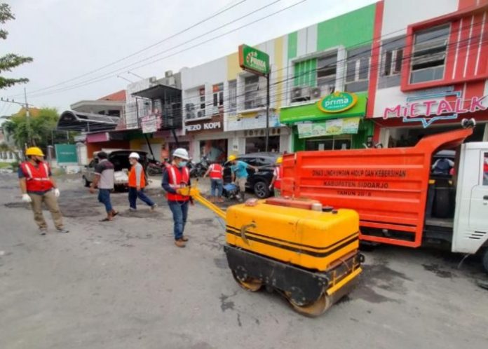 Perbaikan jalan rusak di jalan utama Pondok Jati Kecamatan Buduran melalui program PIWK 2021/Foto: Istimewa