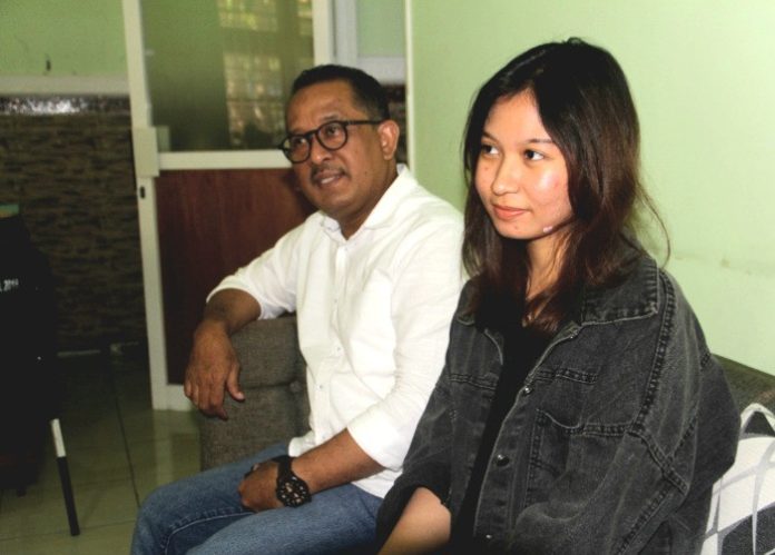 Selend Sabrina Robin siswa SMAN 1 Sidoarjo peraih nilai tertinggi UTBK 2024 yang masuk di Fakultas Kedokteran Unair Surabaya bersama Kepala SMAN 1 Sidoarjo Dr Eko Redjo Sunariyanto / Foto: istimewa