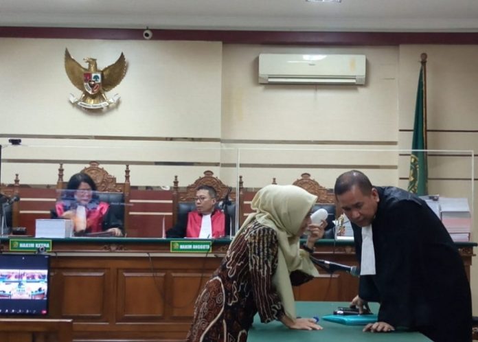 Siska Wati Jalani Sidang Dakwaan Dugaan Korupsi di BPPD Sidoarjo, Sebut Praktek Pemotongan Insentif Pegawai Sejak 2014 SEDATI, SIDOARJONEWS.id – Siska Wati eks Kasubag Umum dan Kepegawaian Badan Pelayan Pajak Daerah (BPPD) Sidoarjo yang merupakan terdakwa dugaan kasus korupsi pemotongan insentif pegawai di lingkungan BPBD menjalani sidang dakwaan di Pengadilan Tipikor Surabaya di Jalan Juanda Sidoarjo, Senin (24/6/2024). Jaksa Penuntut Umum (JPU) Komisi Pemberantasan Korupsi (KPK), Arif Usman, mendalilkan Siska Wati telah melanggar pasal 12 huruf f Undang-undang Tindak Pidana Korupsi dengan ancaman hukuman 20 tahun penjara atau denda maksimal Rp 1 miliar. Siska Wati melalui kuasa hukumnya, Dr. Erlan Jaya Putra S.H., M.H., mengatakan, bahwa praktek pemotongan insentif di BPPD Sidoarjo sudah terjadi sejak 2014 silam. Dan, juga melibatkan banyak pihak. Menurut Erlan, kliennya bukan satu-satunya pegawai BPPD Sidoarjo yang mendapat tugas untuk mengumpulkan potongan insentif pegawai. Dari pengakuan Siska Wati di persidangan, sejumlah kepala bidang juga mendapat tugas yang sama dari atasan mereka yaitu eks Kepala BPPD Sidoarjo, Ari Suryono, yang juga tersangka KPK. 