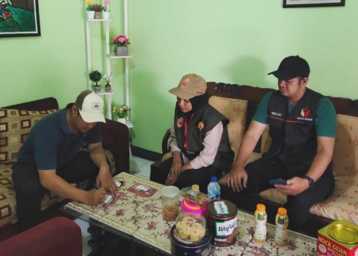 Petugas Pantarlih di salah satu desa di Kecamatan Taman saat melakukan coklit terhadap warga/Foto: Istimewa