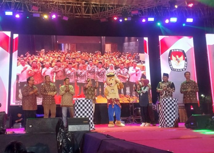KPU Sidoarjo saat memperkenalkan Guk Kasijo sebagai maskot Pilbup Sidoarjo 2024 di MPP Lingkar Timur/Foto: Ipung Syaiful