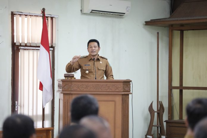 Plt. Bupati Sidoarjo Subandi saat memberikan arahan dalam cara Pembinaan Pengelolaan Lingkungan Hidup di Delta Graha Sekretariat Daerah Sidoarjo (3/6/2024) / Foto: Kominfo Sidoarjo