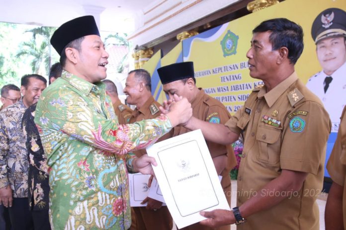 Plt Bupati Sidoarjo Subandi memberikan SK perpanjangan masa jabatan dua tahun kepada kepala desa di Pendopo Delta Wibawa/Foto: Istimewa