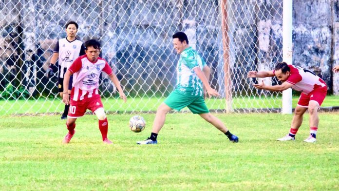 Plt Bupati Sidoarjo Subandi bermain sepak bola bersama wartawan di Stadion Jenggolo/Foto: Ipung Syaiful