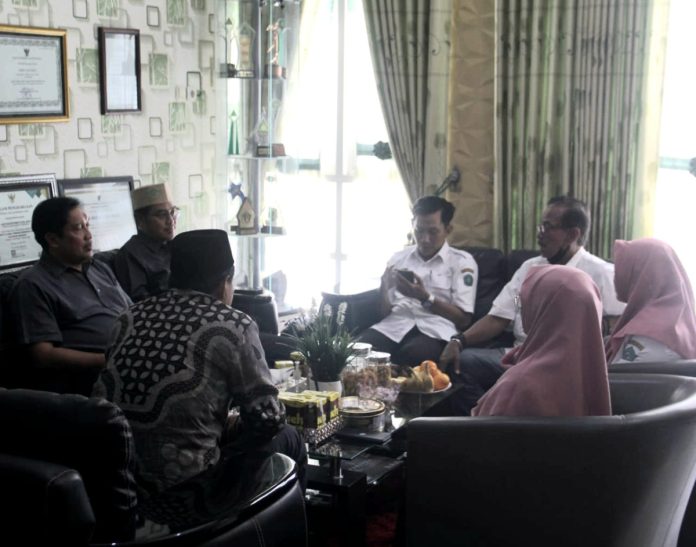 Komisi D DPRD Sidoarjo saat berdialog dengan pihak sekolah terkait dugaan pelecehan seksual yang dilakukan oknum guru SMPN di Sidoarjo/Foto: Ipung Syaiful