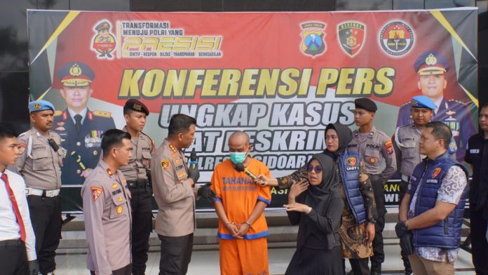 Tersangka (rompi warna oranye) saat di Polresta Sidoarjo / Foto: istimewa