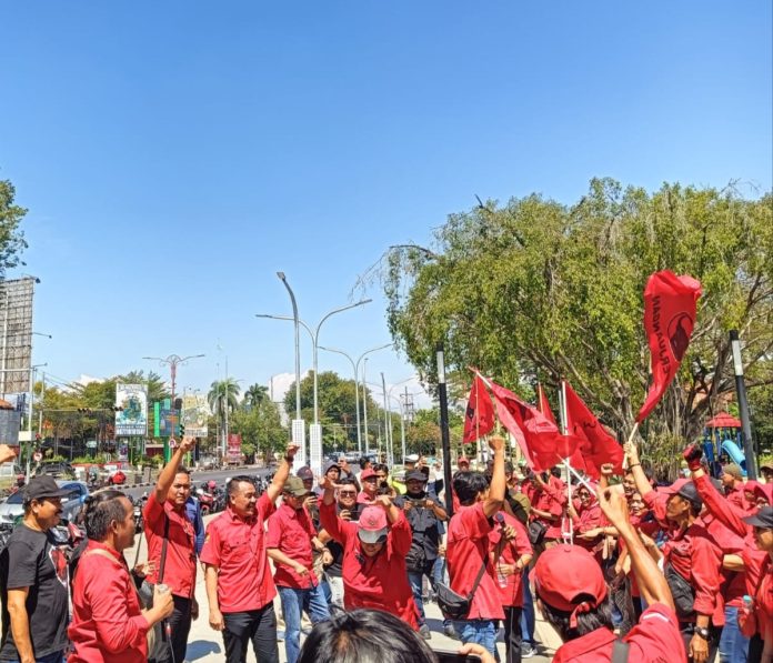 Kader dan pengurus DPC PDI Perjuangan Sidoarjo menggelar aksi damai di Monumen Jayandaru, Alun-alun Sidoarjo, Sabtu (29/6/2024) / Foto: Ipung Syaiful