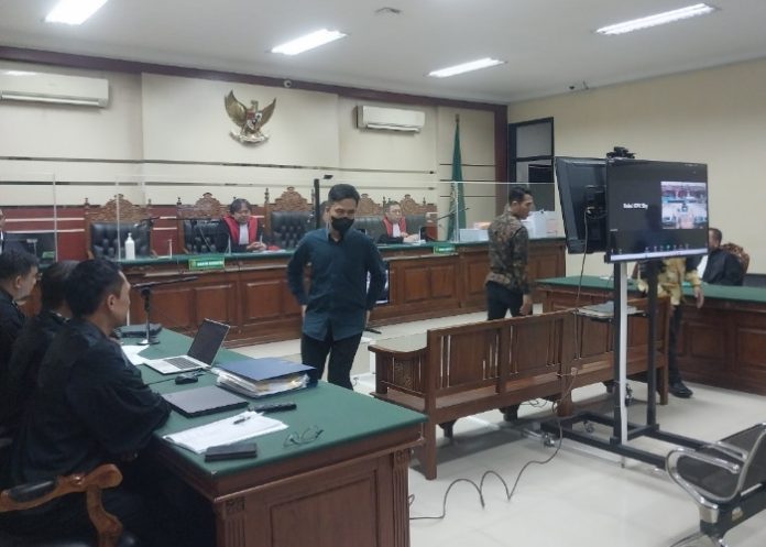 Robith Fuadi saat hendak meninggalkan ruang sidang di PN Tipikor Surabaya usai menjadi saksi dalam dugaan korupsi pemotongan insentif pajak ASN BPPD Sidoarjo/Foto: Ipung Syaiful