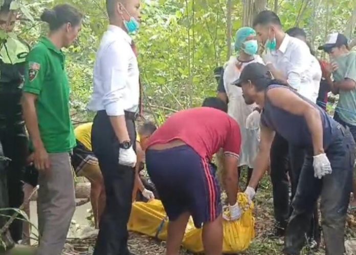 Petugas kepolisian bersama warga setempat saat evakuasi penemuan mayat laki-laki tanpa identitas di Dusun Keputran, Desa Kemantren, Tulangan Sidoarjo/Foto: Istimewa