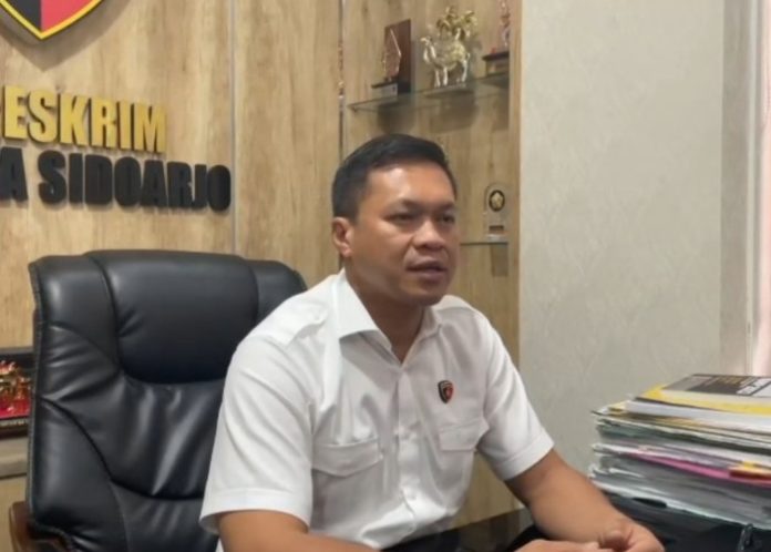 Kasat Reskrim Polresta Sidoarjo Kompol Agus Sobarnapraja saat diwawancarai awak media terkait penetapan tersangka dugaan pelecehan seksual yang dilakukan oknum guru SMP Negeri di Sidoarjo/istimewa