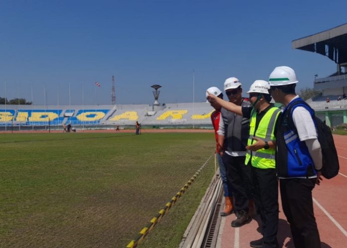 Petugas dari Kementrian PUPR, PIC Stadion Gelora Delta Sidoarjo dan CEO Deltras FC saat meninjau progres pembangunan Stadion Gelora Delta Sidoarjo/Foto: Ipung Syaiful