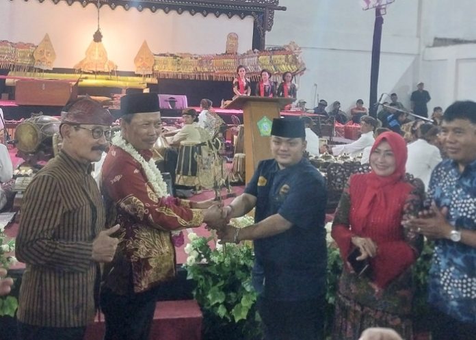 Kepala Dispendikbud Sidoarjo Tirto Adi saat menghadiri acara Wayang Gagrak Potongan di Gedung Serbaguna Desa Rangkah Kidul Sidoarjo pada 6 Juli 2024/Foto: Ipung Syaiful