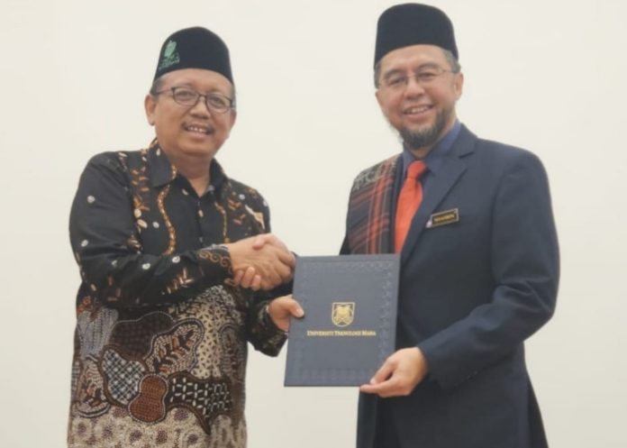 Rektor Unusida Dr. Fatkul Anam berjabat tangan dengan Rektor UiTM, Prof. Datuk DR. Shahrin bin Sahib sebagai kesepakatan kerjasama dalam memperkuat bidang akademik dan penelitian/Istimewa