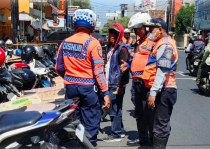 Petugas Dishub Sidoarjo saat melakukan razia parkir liar bahu jalan/Foto; Istimewa