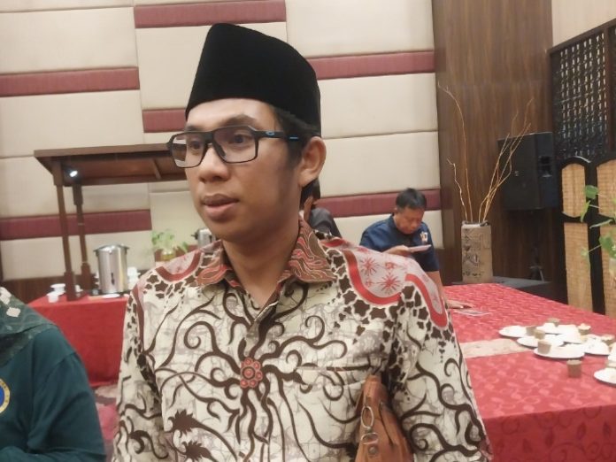 Ketua KPU Sidoarjo Fauzan Adim saat diwawancarai awak media/Ipung Syaiful