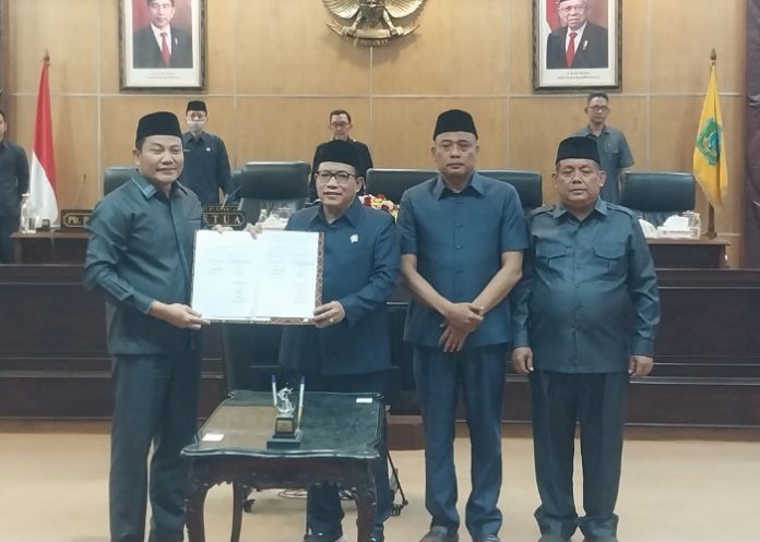 Plt Bupati Sidoarjo Subandi bersama Pimpinan DPRD Sidoarjo saat menandatangani berita acara persetujuan bersama tentang Raperda Pengarusutamaan Gender di ruang Paripurna/Foto: Ipung Syaiful