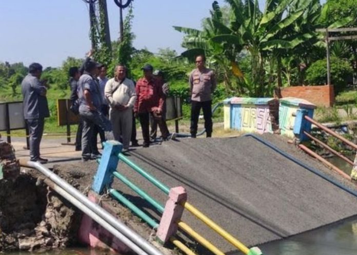 Komisi C DPRD Sidoarjo saat sidak jembatan Kedungpeluk di Kecamatan Candi/Foto: Istimewa