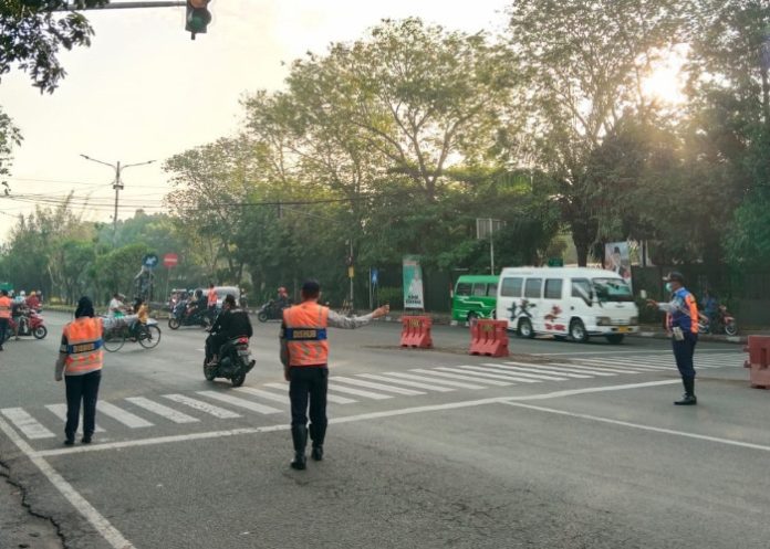 Petugas Dinas Perhubungan Sidoarjo saat mengatur arus lalulintas/Foto: Ipung Syaiful