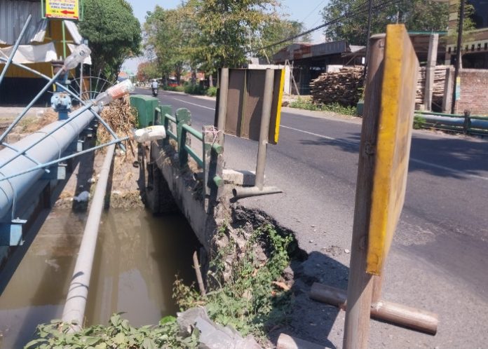 Kondisi Jembatan Sarirogo Kecamatan Sidoarjo yang mulai rusak/Foto: Ipung Syaiful