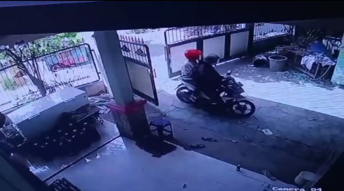 Tangkapan layar CCTV sebelum pencurian berlangsung / Foto : Istimewa.