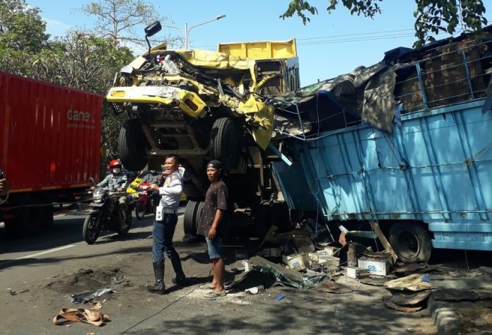 Dump truk ringsek saat menabrak colt diesel / Foto : Hnf