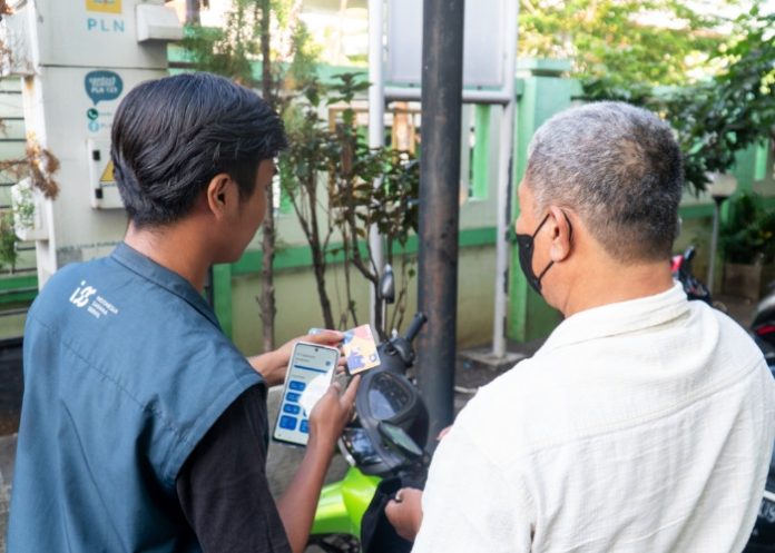 Petugas ISS saat melayani pengguna parkir dengan menggunakan sistem parkir digital e-voucher portal di Puskesmas Buduran/Foto: Dok. ISS for sidoarjonews.id