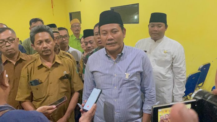 Plt Bupati Sidoarjo Subandi saat dimintai keterangan terkait video viral larangan beribadah umat Kristen di Kecamatan Tarik, Sidoarjo/Foto: Istimewa