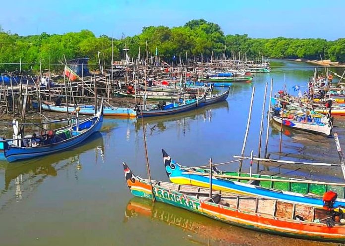 : Suasana puluhan kapal yang masih bersandar di bahu sungai / Foto: Istimewa