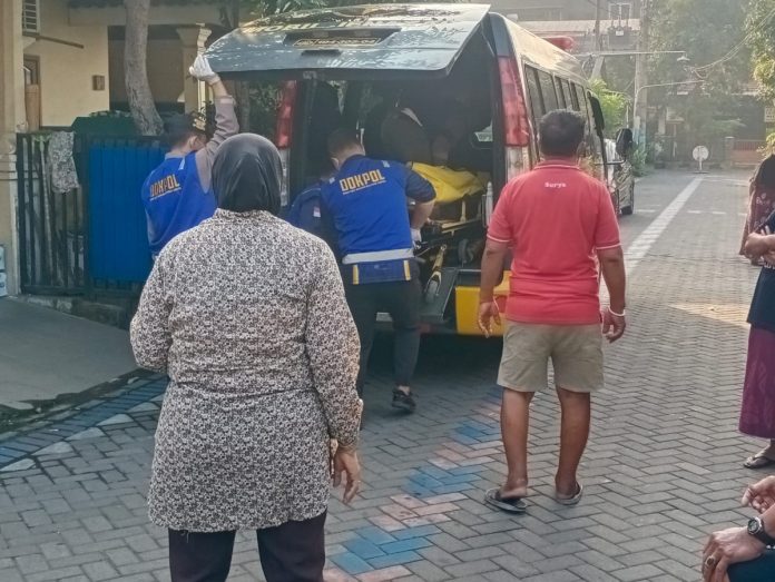 Pihak kepolisian saat melakukan proses evakuasi jasad korban dari rumahnya. Foto : Istimewa