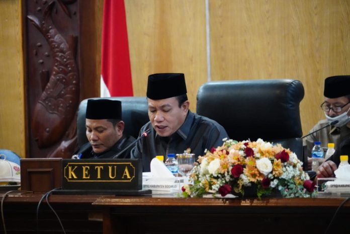 Ketua DPRD Sidoarjo H Usman saat memimpin rapat paripurna tentang nota penjelasan Bupati Sidoarjo terhadap Perubahan APBD 2024 pada 30 Juli 2024/Foto: Istimewa