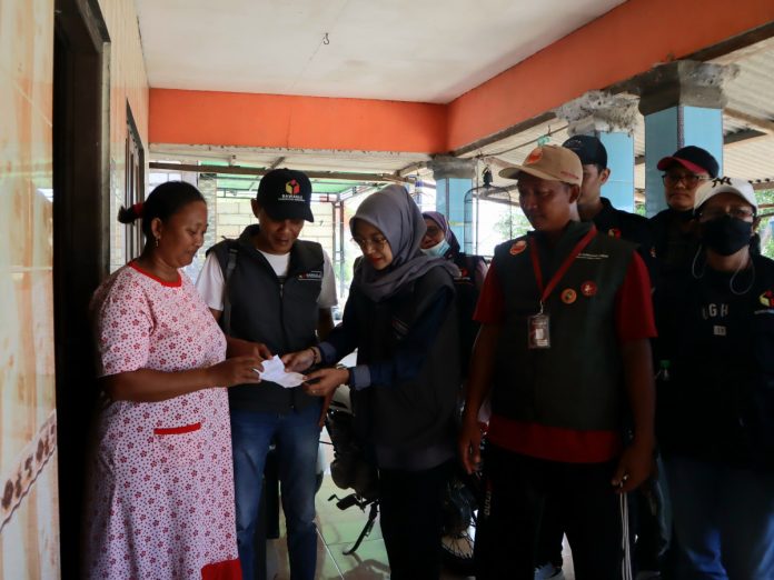 Anggota Bawaslu Jawa Timur, Rusmifahrizal Rustam didampingi Anggota Bawaslu Sidoarjo, Agisma D. Fastari dan Fathur Rohman saat patroli coklit di Kelurahan Gebang, Sidoarjo/istimewa
