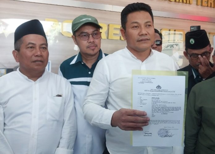 Ketua DPC PKB Sidoarjo H Subandi yang didampingi pengurus lainnya, saat menunjukkan bukti laporan terhadap Lukman Edy atas dugaan pencemaran nama baik di SPKT Polresta Sidoarjo/Foto: Ipung Syaiful