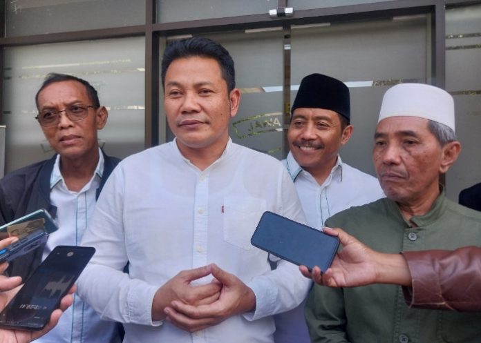 Bakal Calon Bupati Subandi didampingi Pengurus DPC PKB Sidoarjo saat diwawancarai awak medis terkait rekom Pilkada 2024/Foto: Ipung Syaiful