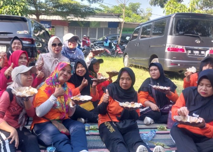 Bakal Calon Wakil Bupati Sidoarjo Mimik Idayana bersama emak-emak warga Desa Pertapan Maduretno Kecamatan Taman dalam program Warling Mak Mimik makan gratis/Foto: Ipung Syaiful